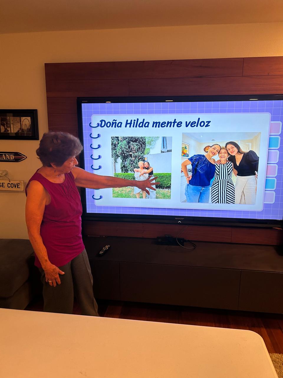 Doña Hilda presentando su proyecto frente al grupo