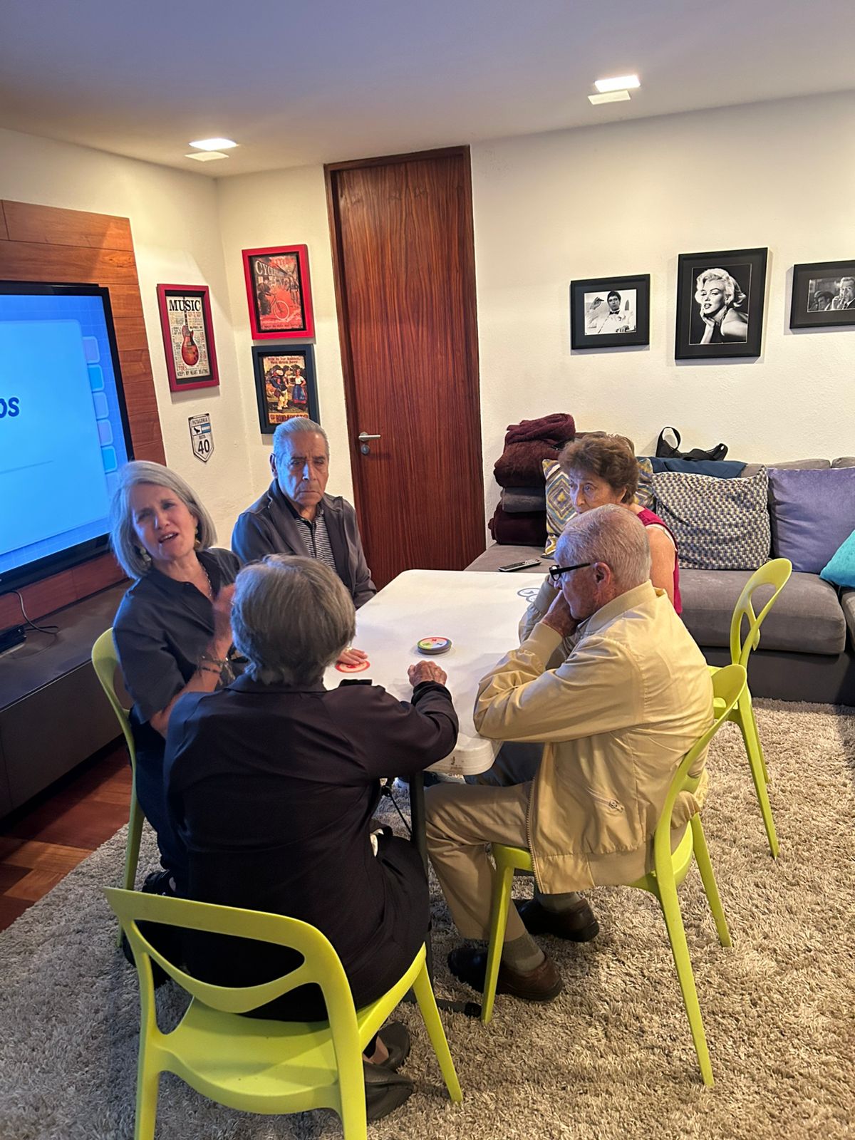 Participantes sentados alrededor de una mesa durante una actividad de memoria
