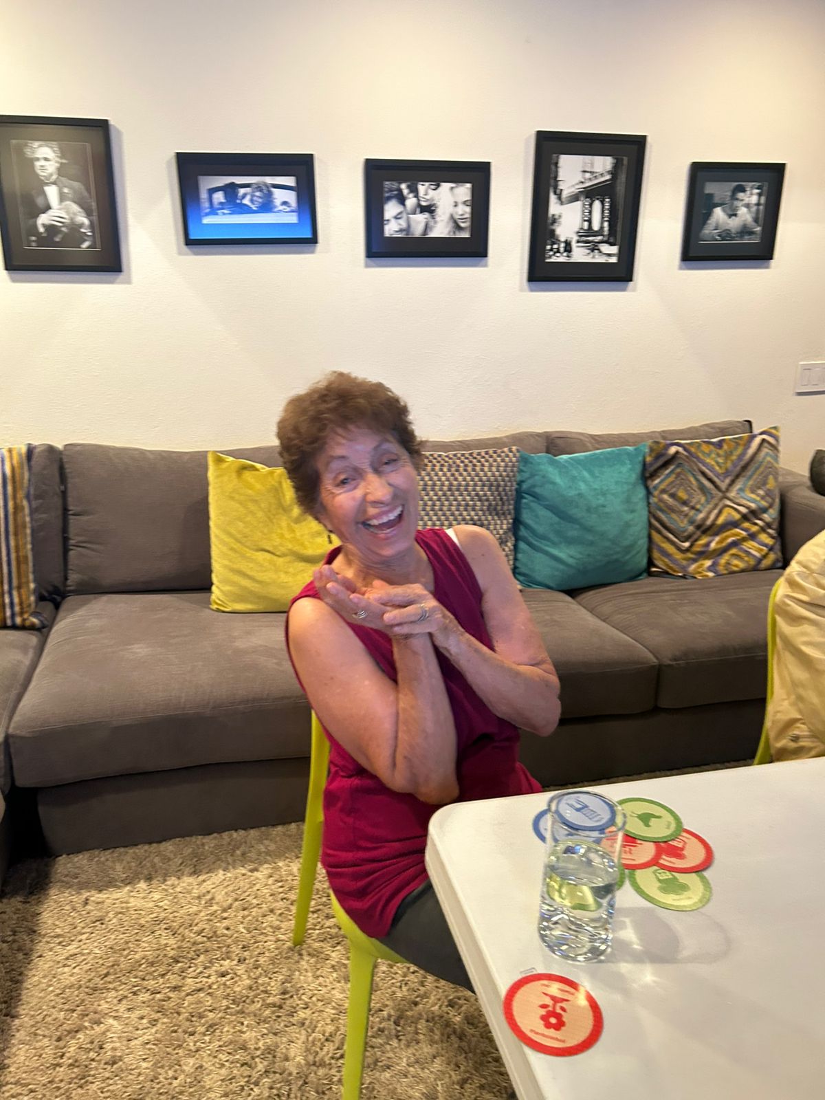 Participante sonriendo con entusiasmo durante un juego en la mesa