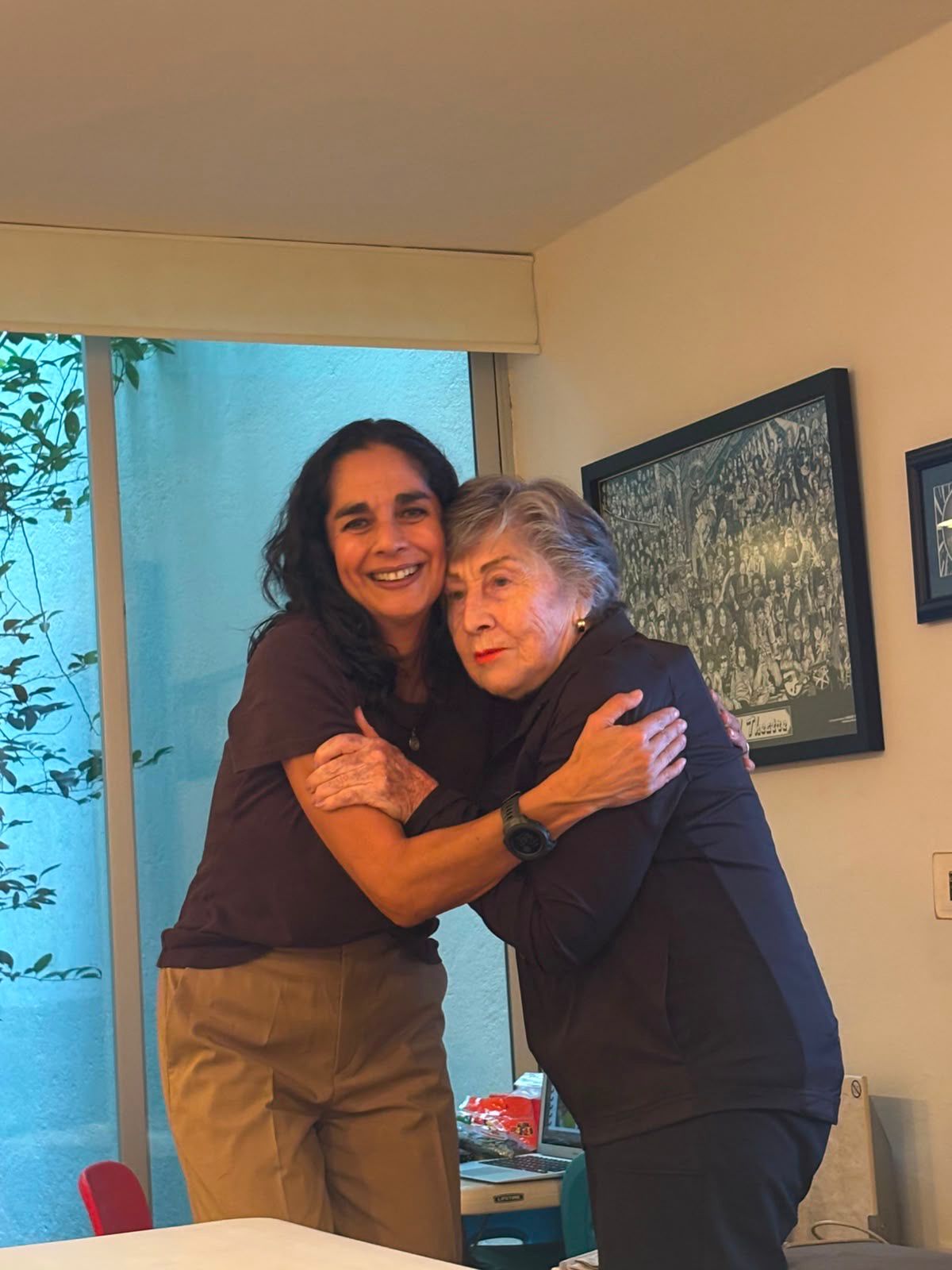 Dos personas se abrazan sonriendo al final de una sesión